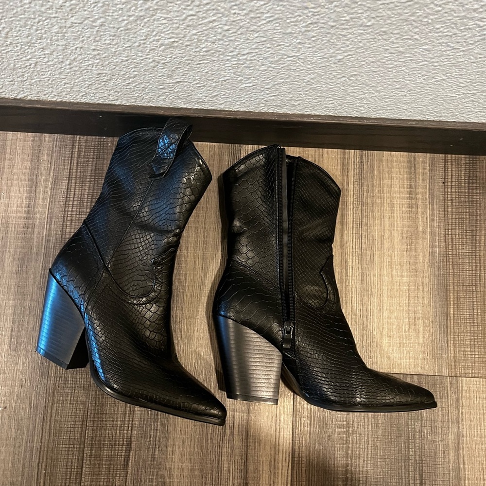 Only worn once. Short trendy cowboy boots. From dolls kill. Size 6.